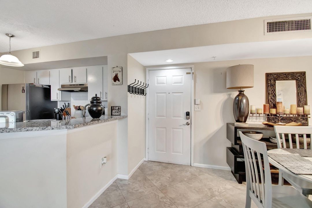 На продажу: $329,500 (2 спален, 2 ванн, 1061 Квадратных фут)