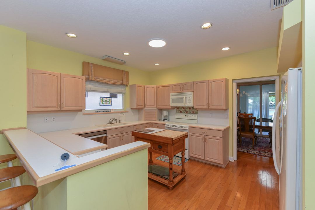 En Venta: $689,900 (3 camas, 2 baños, 2636 Pies cuadrados)