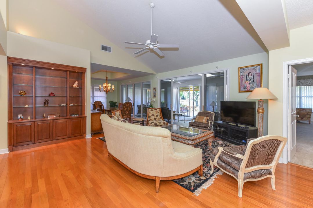 En Venta: $689,900 (3 camas, 2 baños, 2636 Pies cuadrados)