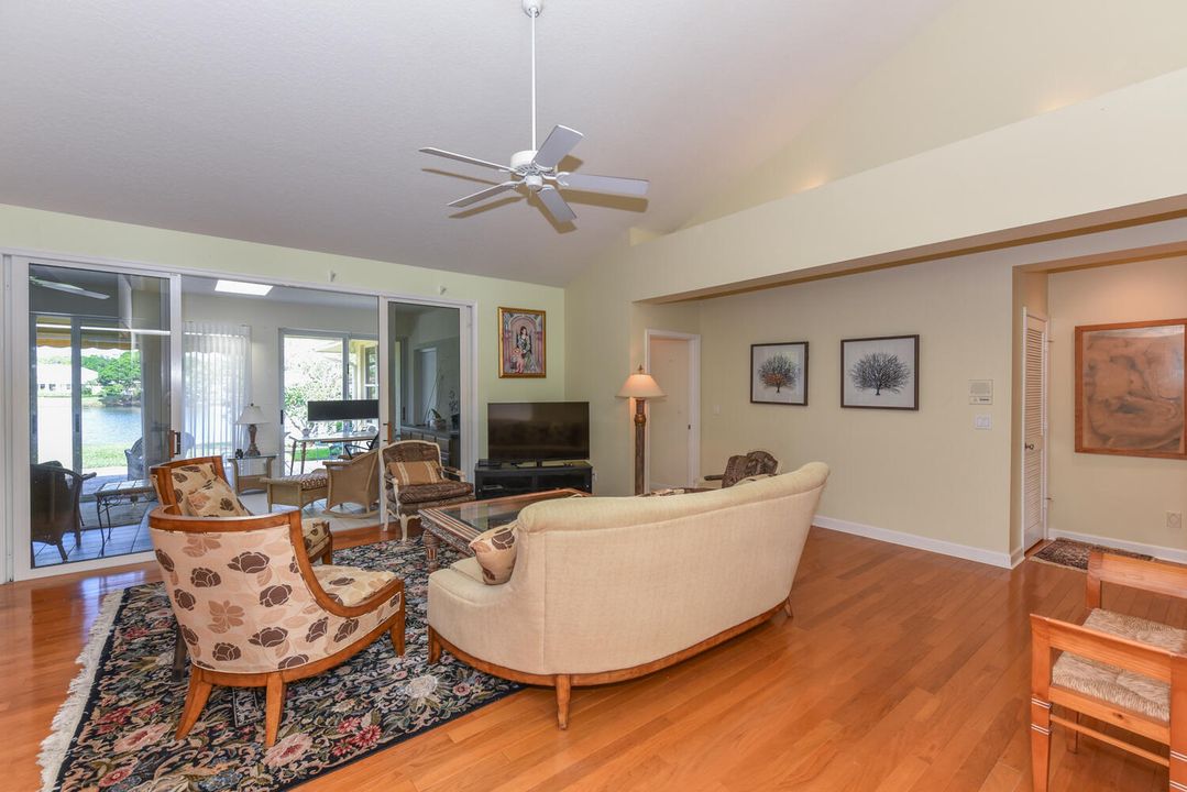 En Venta: $689,900 (3 camas, 2 baños, 2636 Pies cuadrados)