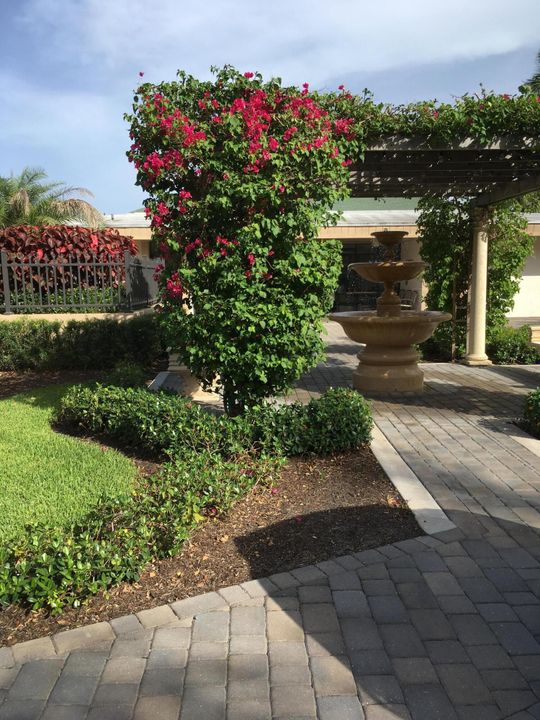 Active With Contract: $235,000 (2 beds, 1 baths, 1038 Square Feet)