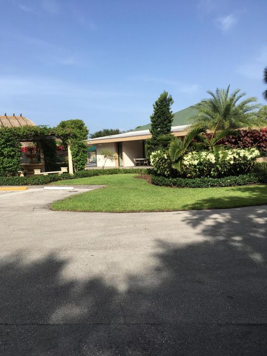 Active With Contract: $235,000 (2 beds, 1 baths, 1038 Square Feet)