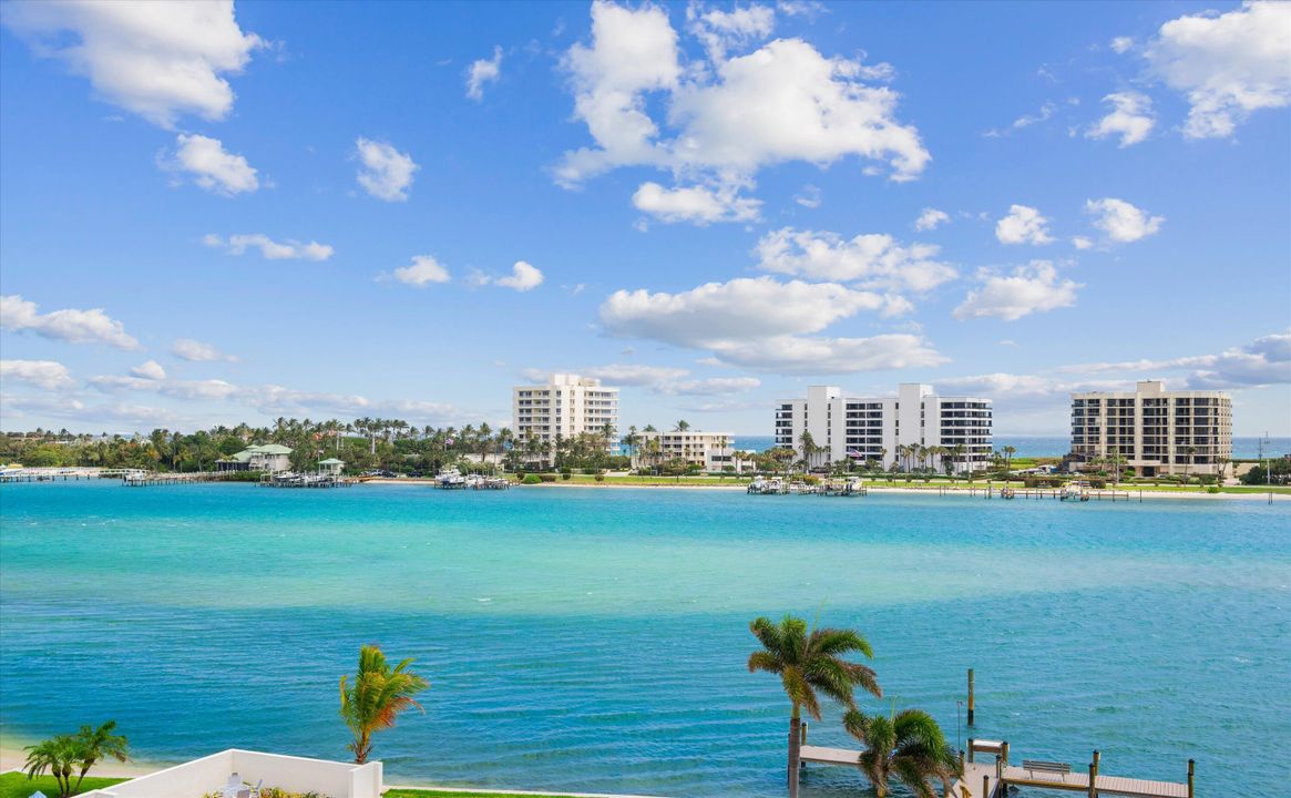 Active With Contract: $1,185,000 (2 beds, 2 baths, 1639 Square Feet)