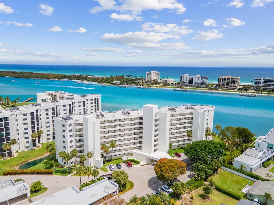 Active With Contract: $1,185,000 (2 beds, 2 baths, 1639 Square Feet)