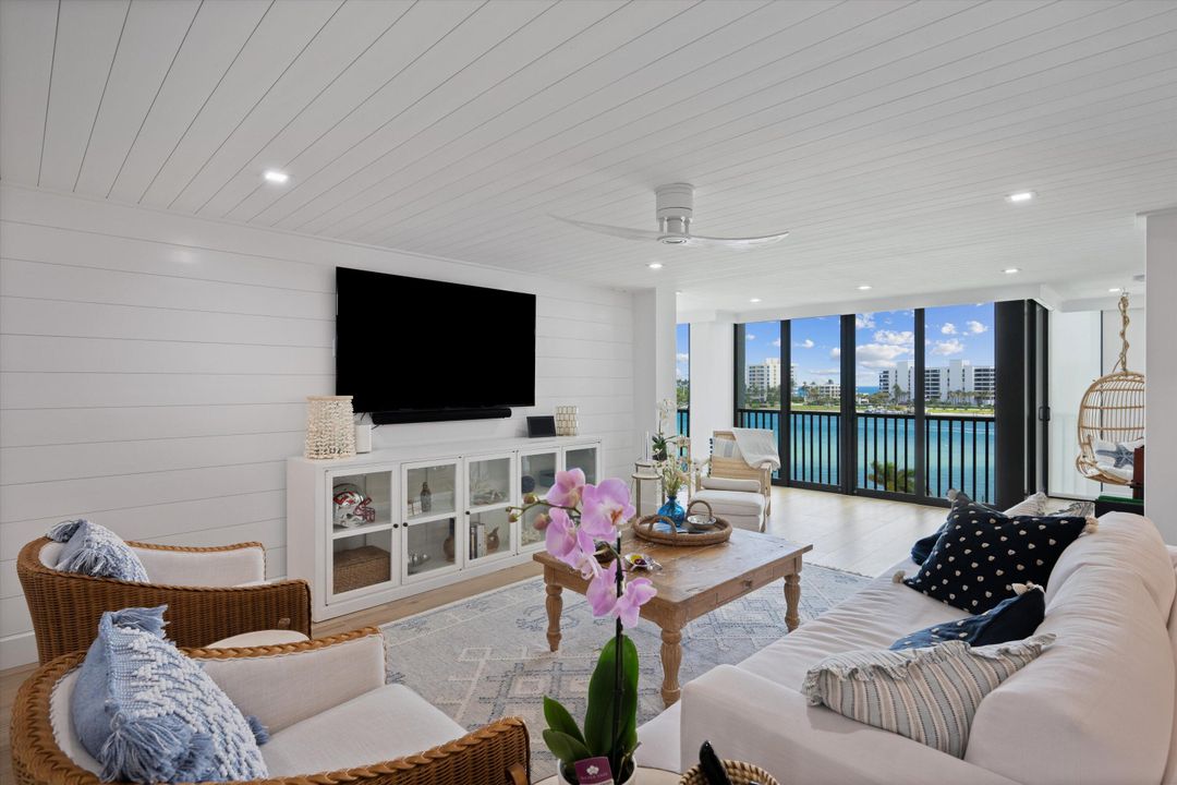 Active With Contract: $1,185,000 (2 beds, 2 baths, 1639 Square Feet)