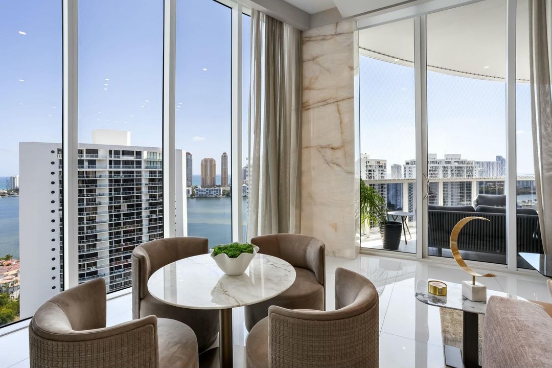 For Sale: $5,995,000 (4 beds, 6 baths, 4955 Square Feet)