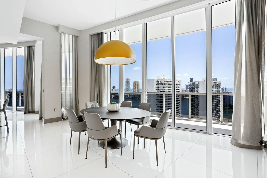 For Sale: $5,995,000 (4 beds, 6 baths, 4955 Square Feet)