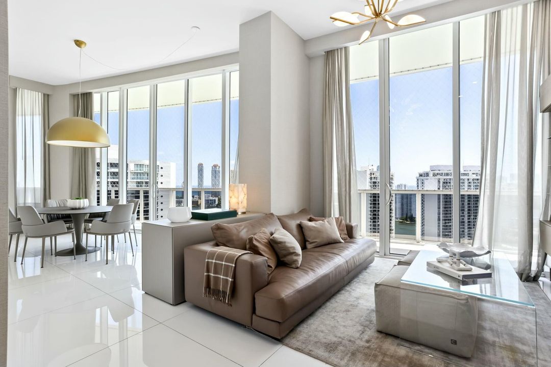 For Sale: $5,995,000 (4 beds, 6 baths, 4955 Square Feet)