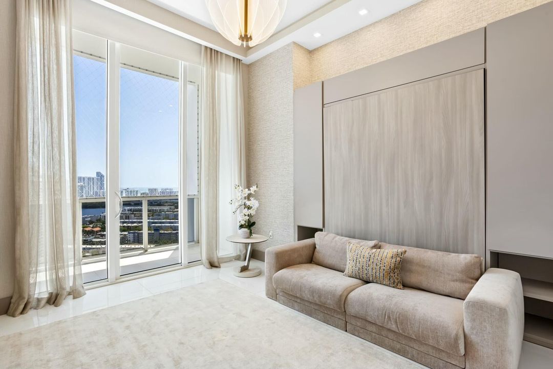 For Sale: $5,995,000 (4 beds, 6 baths, 4955 Square Feet)