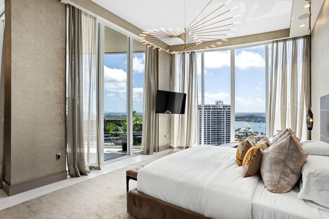 For Sale: $5,995,000 (4 beds, 6 baths, 4955 Square Feet)