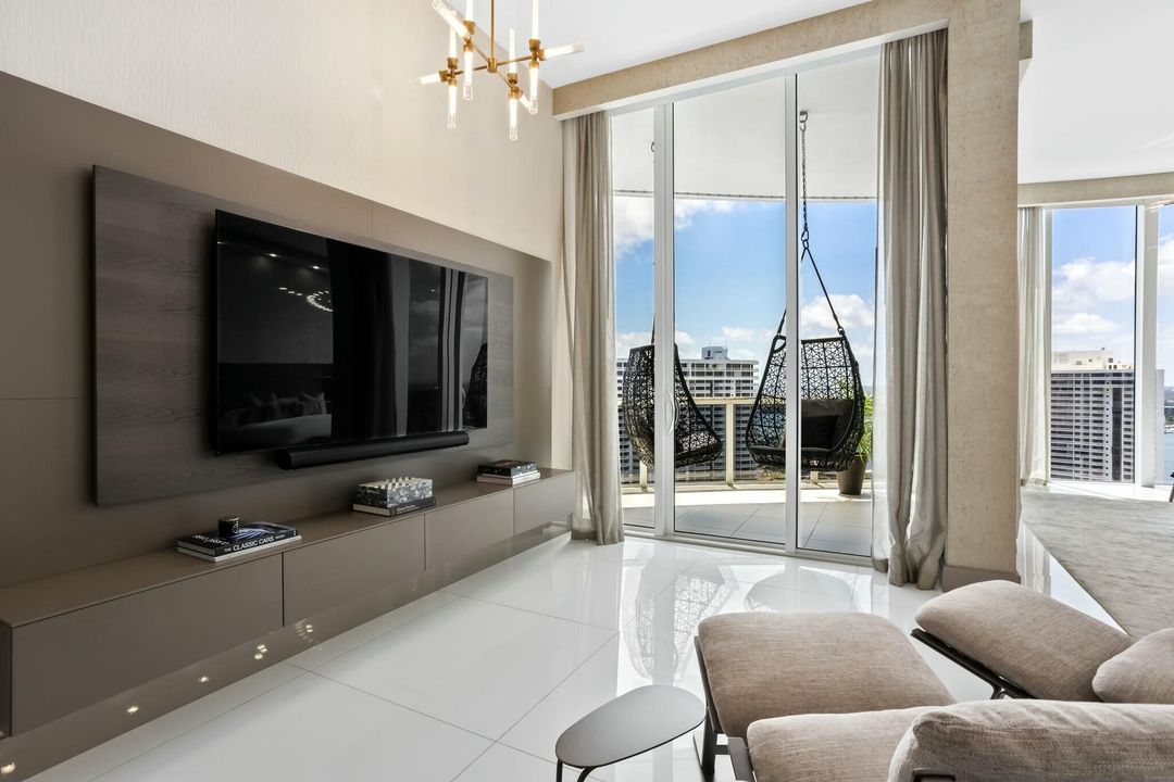 For Sale: $5,995,000 (4 beds, 6 baths, 4955 Square Feet)