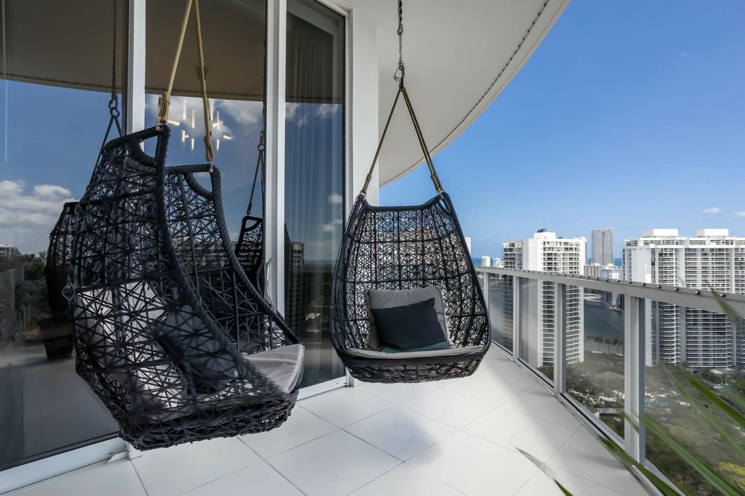 For Sale: $5,995,000 (4 beds, 6 baths, 4955 Square Feet)