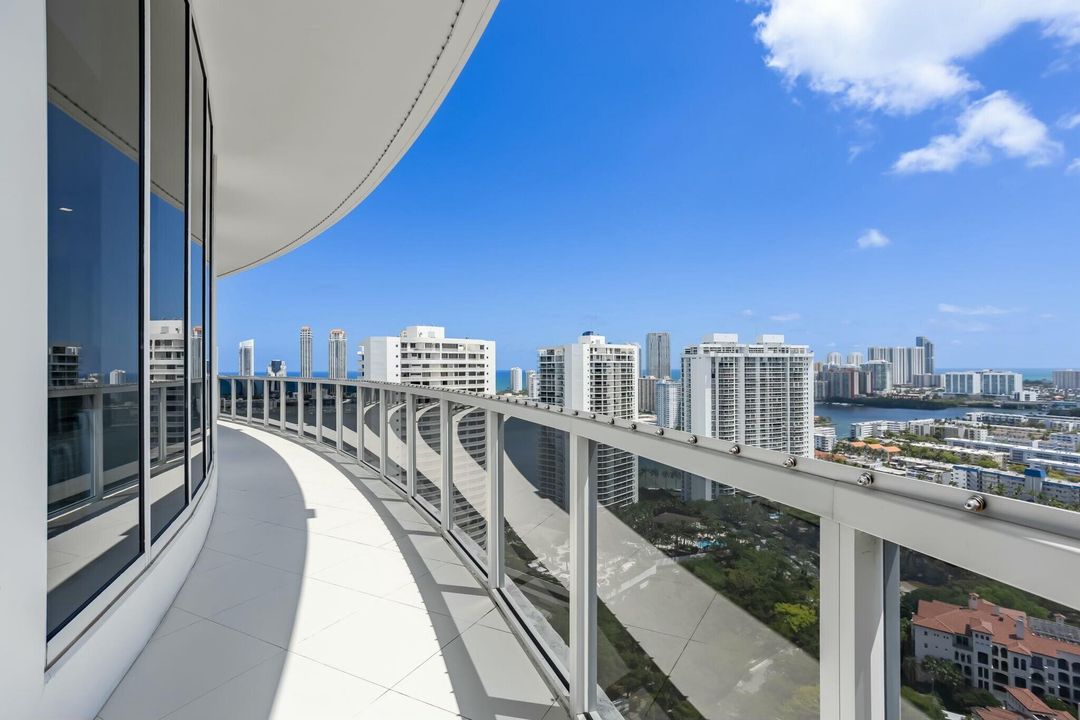 For Sale: $5,995,000 (4 beds, 6 baths, 4955 Square Feet)