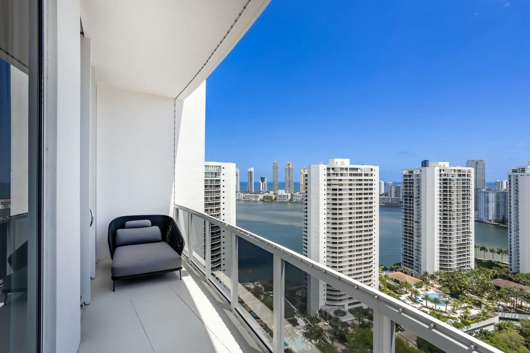 For Sale: $5,995,000 (4 beds, 6 baths, 4955 Square Feet)