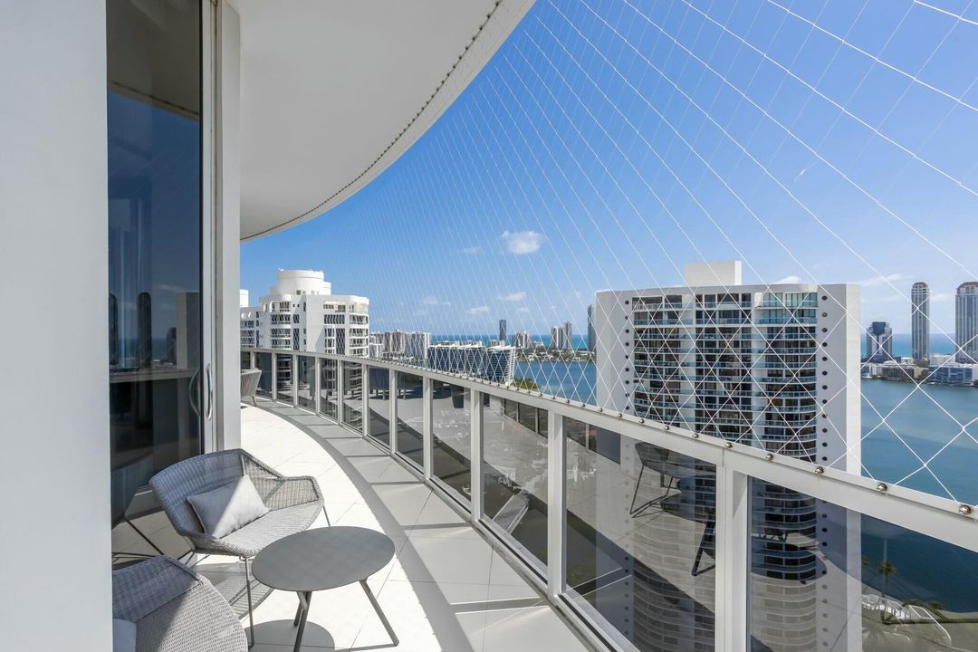 For Sale: $5,995,000 (4 beds, 6 baths, 4955 Square Feet)