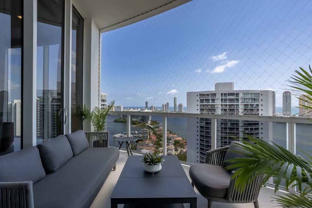 For Sale: $5,995,000 (4 beds, 6 baths, 4955 Square Feet)