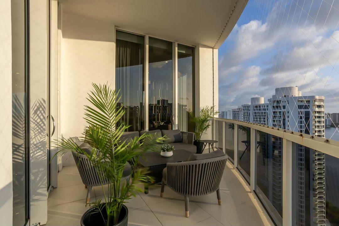 For Sale: $5,995,000 (4 beds, 6 baths, 4955 Square Feet)