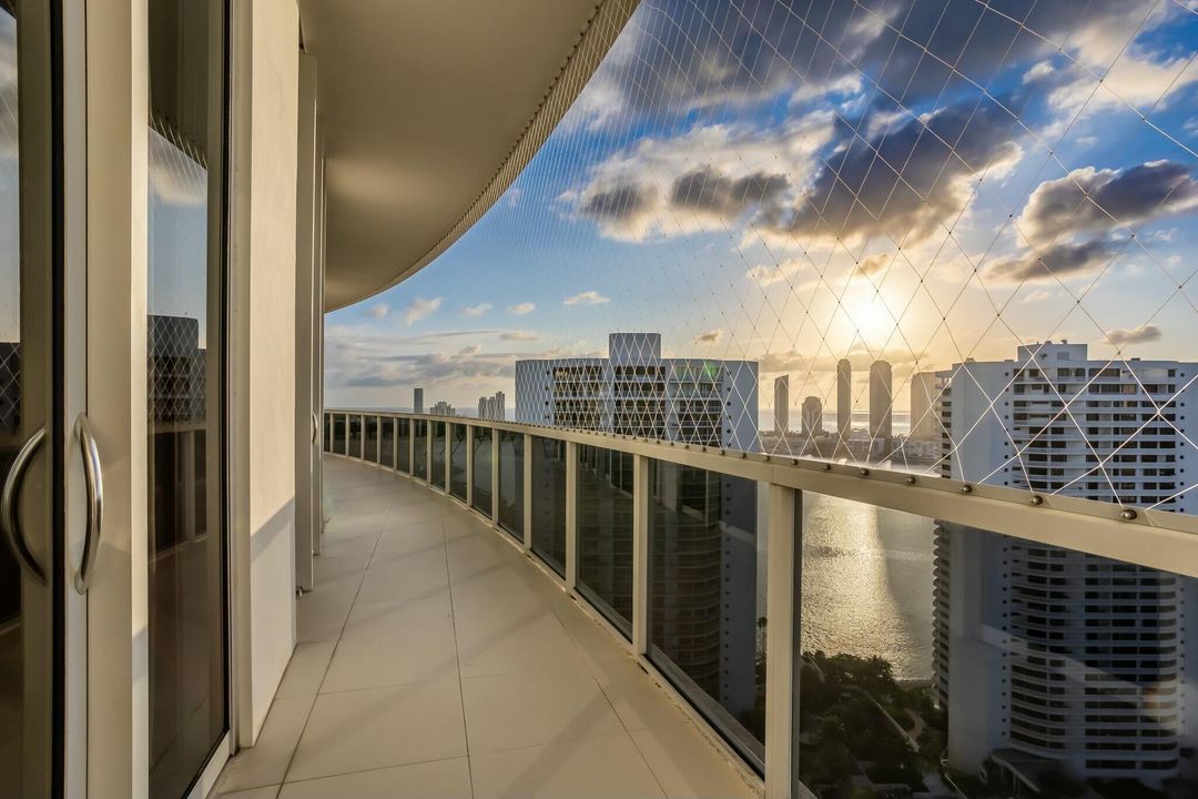 For Sale: $5,995,000 (4 beds, 6 baths, 4955 Square Feet)