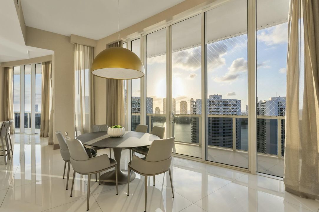 For Sale: $5,995,000 (4 beds, 6 baths, 4955 Square Feet)