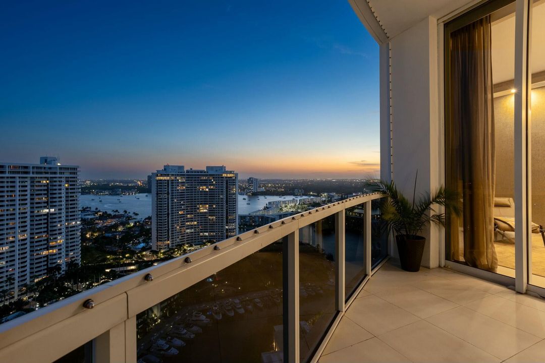 For Sale: $5,995,000 (4 beds, 6 baths, 4955 Square Feet)