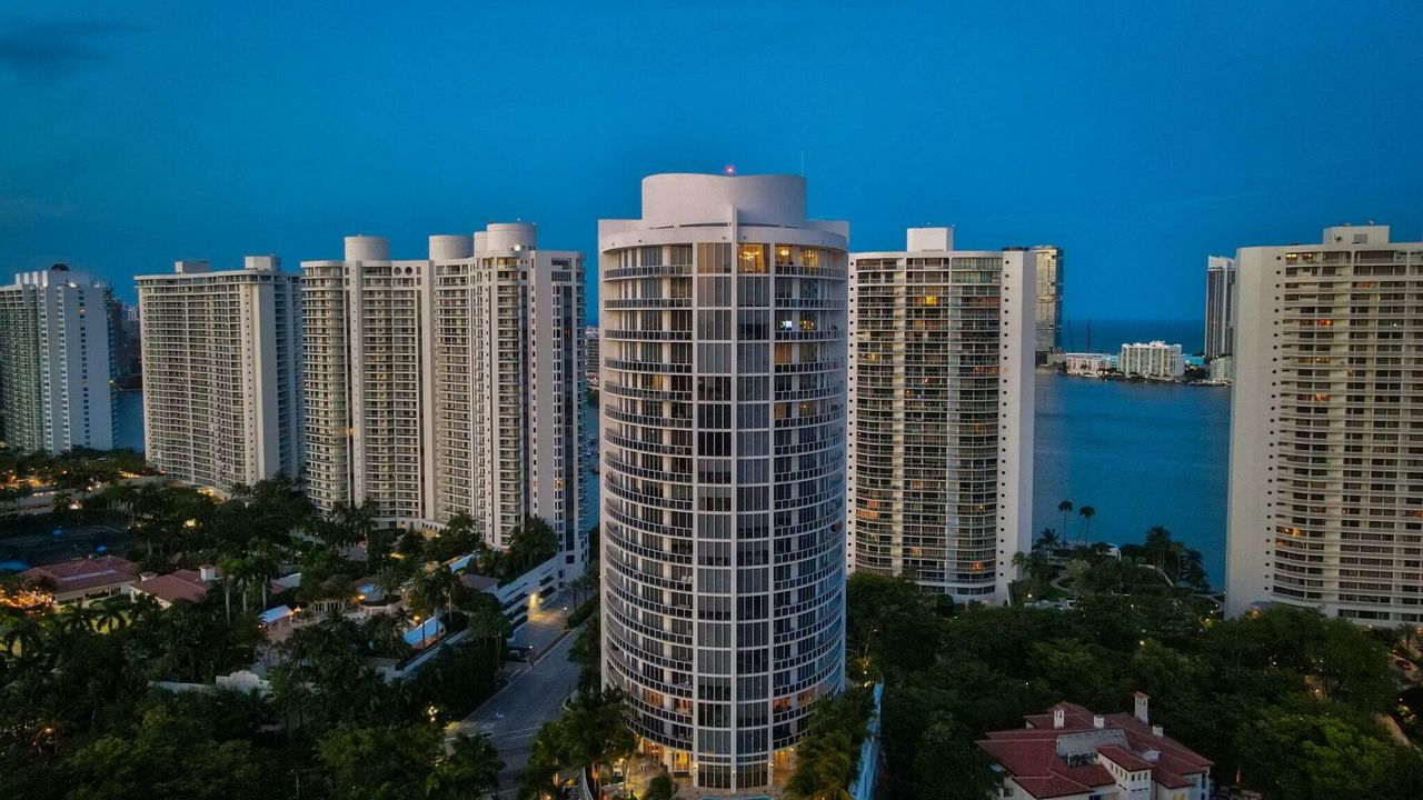 For Sale: $5,995,000 (4 beds, 6 baths, 4955 Square Feet)