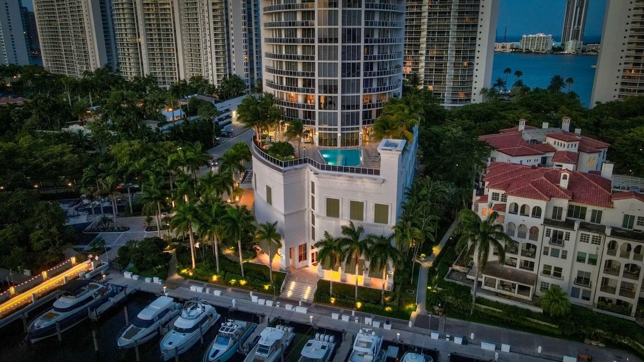 For Sale: $5,995,000 (4 beds, 6 baths, 4955 Square Feet)