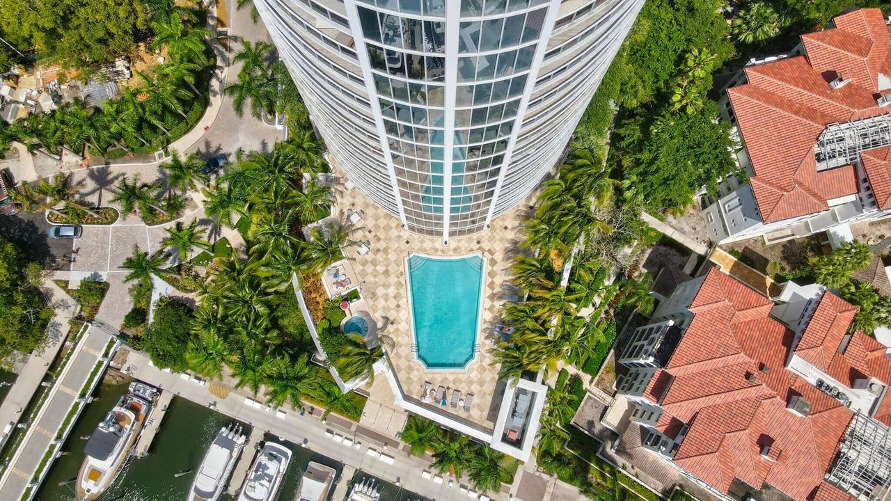 For Sale: $5,995,000 (4 beds, 6 baths, 4955 Square Feet)