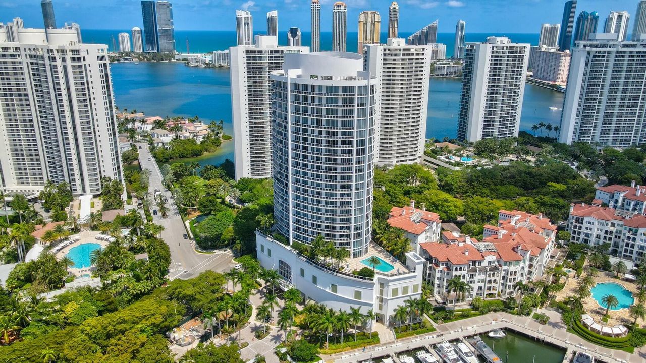 For Sale: $5,995,000 (4 beds, 6 baths, 4955 Square Feet)