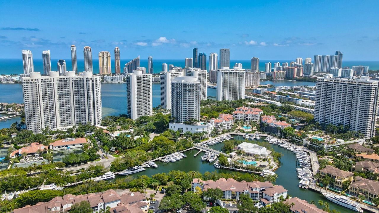 For Sale: $5,995,000 (4 beds, 6 baths, 4955 Square Feet)