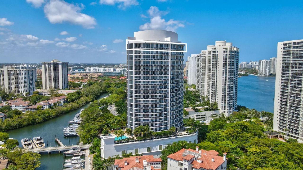 For Sale: $5,995,000 (4 beds, 6 baths, 4955 Square Feet)