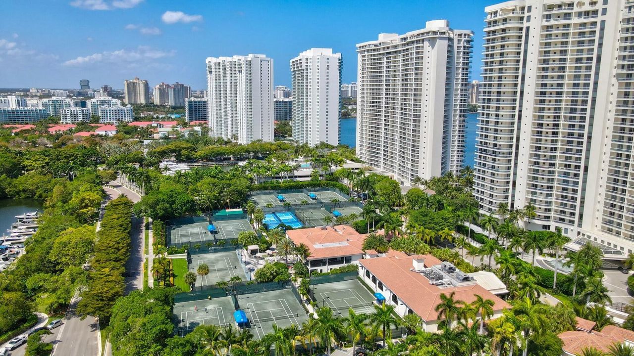 For Sale: $5,995,000 (4 beds, 6 baths, 4955 Square Feet)