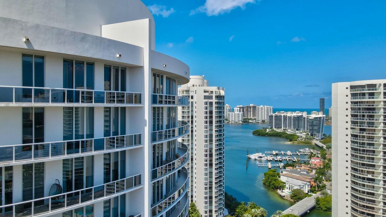 For Sale: $5,995,000 (4 beds, 6 baths, 4955 Square Feet)