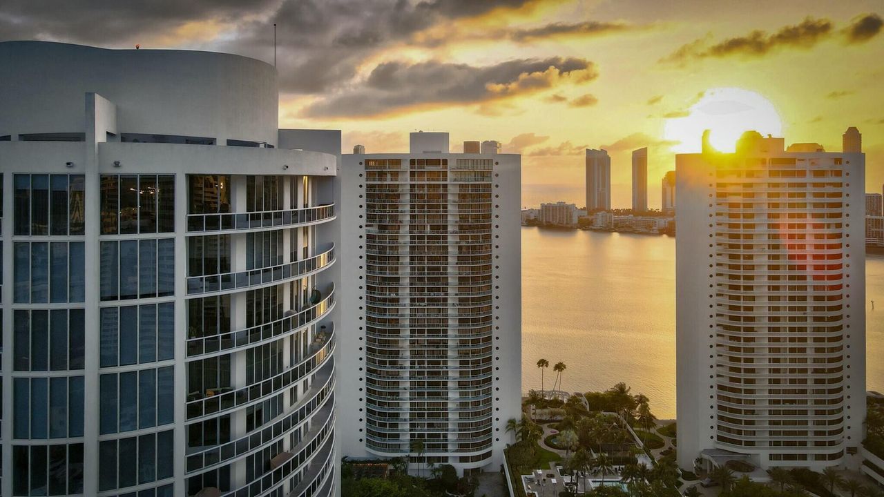 For Sale: $5,995,000 (4 beds, 6 baths, 4955 Square Feet)