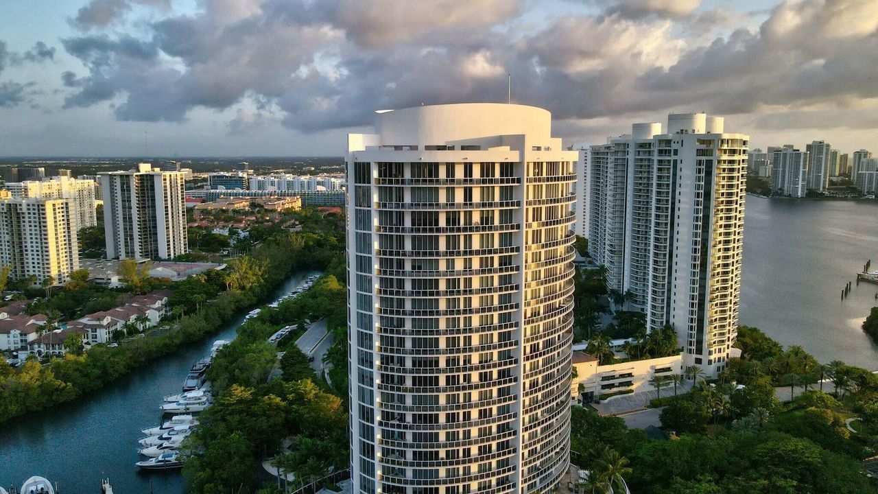 For Sale: $5,995,000 (4 beds, 6 baths, 4955 Square Feet)