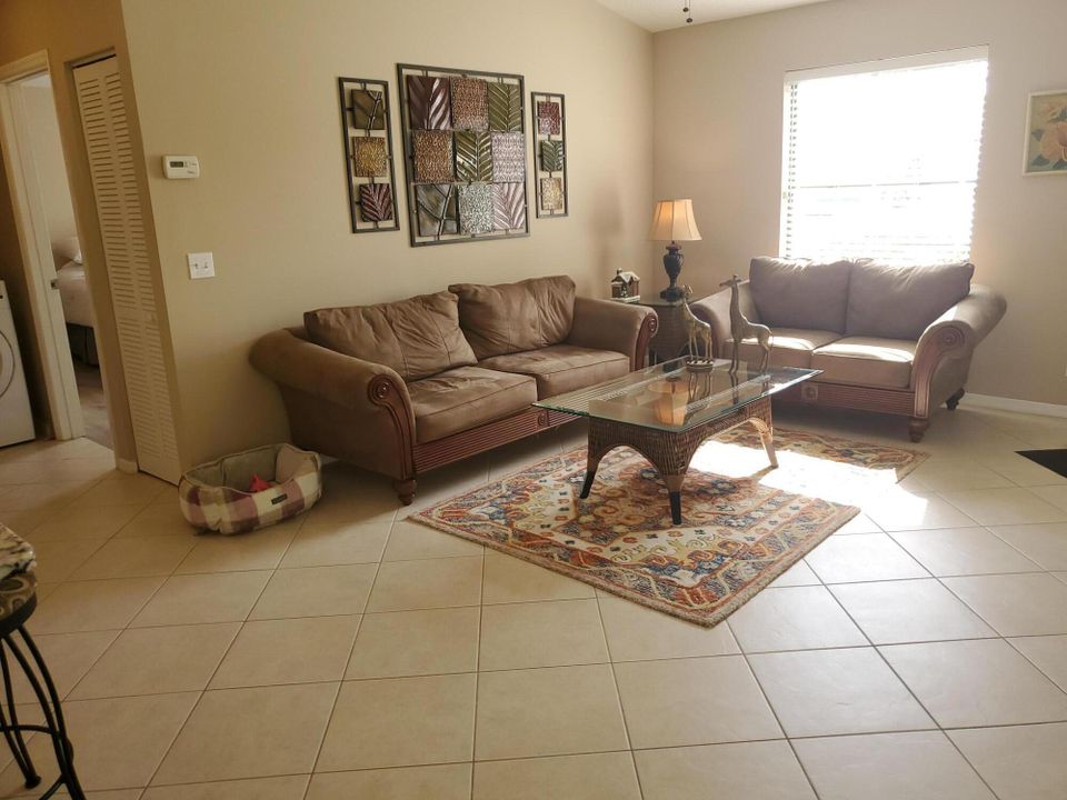 Под контрактом: $179,000 (2 спален, 2 ванн, 1005 Квадратных фут)