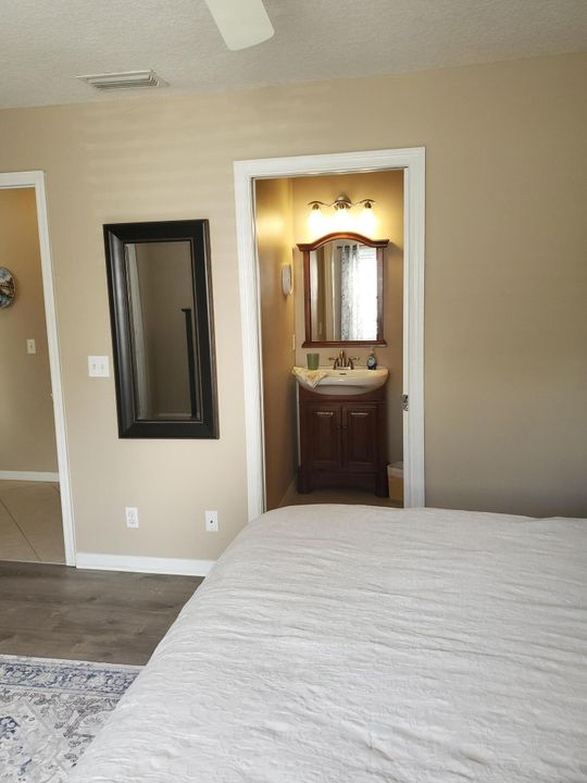 Под контрактом: $179,000 (2 спален, 2 ванн, 1005 Квадратных фут)