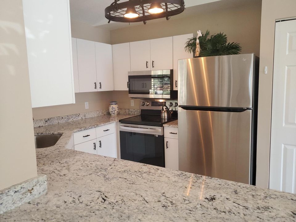 Под контрактом: $179,000 (2 спален, 2 ванн, 1005 Квадратных фут)