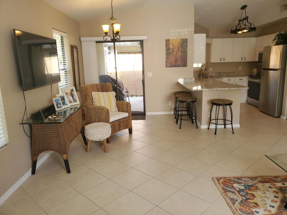 Под контрактом: $179,000 (2 спален, 2 ванн, 1005 Квадратных фут)