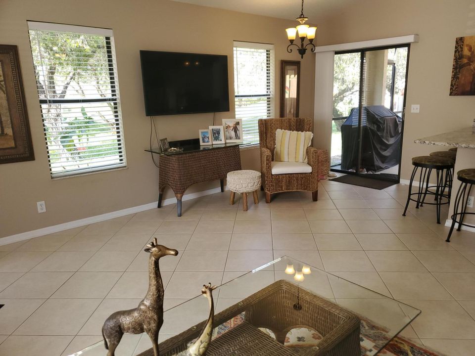 Под контрактом: $179,000 (2 спален, 2 ванн, 1005 Квадратных фут)