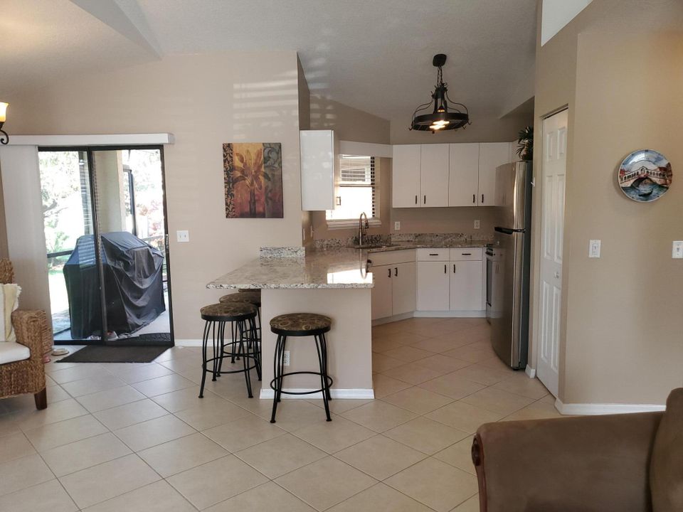 Под контрактом: $179,000 (2 спален, 2 ванн, 1005 Квадратных фут)