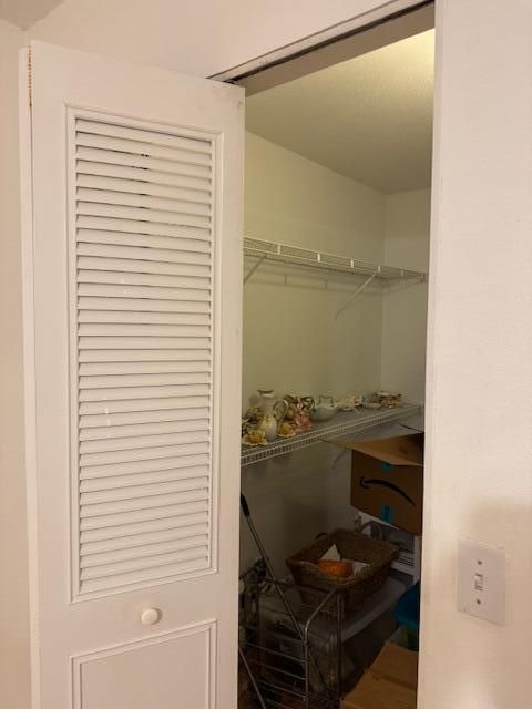 For Sale: $76,999 (2 beds, 2 baths, 880 Square Feet)