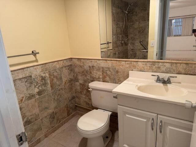 For Sale: $76,999 (2 beds, 2 baths, 880 Square Feet)