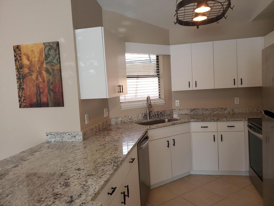 Под контрактом: $179,000 (2 спален, 2 ванн, 1005 Квадратных фут)