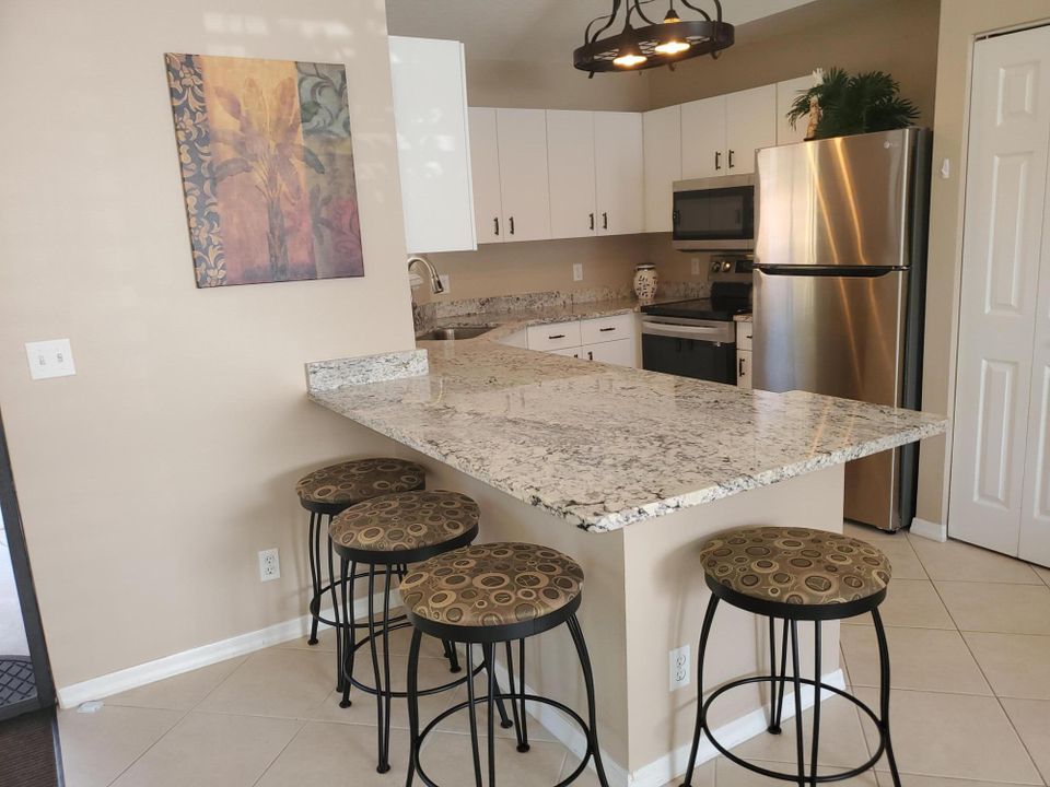 Под контрактом: $179,000 (2 спален, 2 ванн, 1005 Квадратных фут)