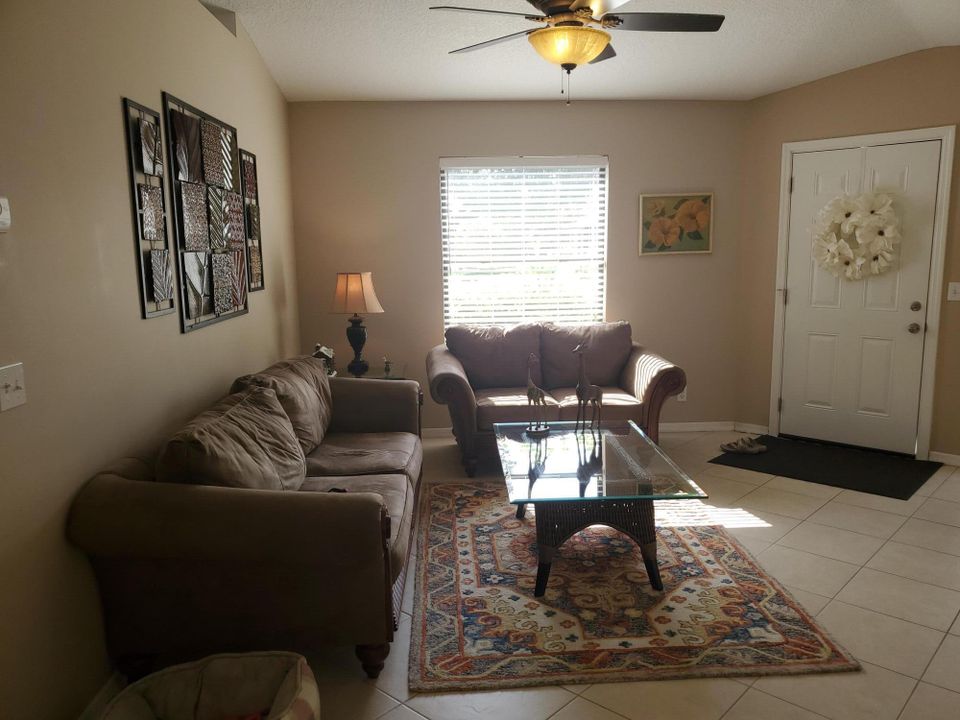 Под контрактом: $179,000 (2 спален, 2 ванн, 1005 Квадратных фут)