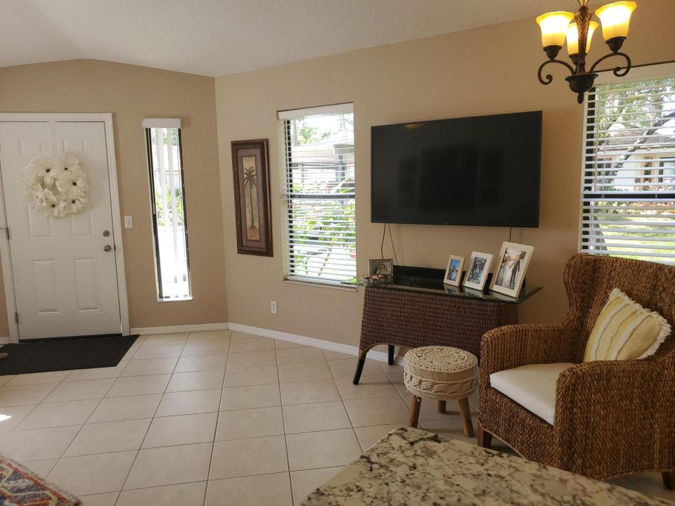 Под контрактом: $179,000 (2 спален, 2 ванн, 1005 Квадратных фут)