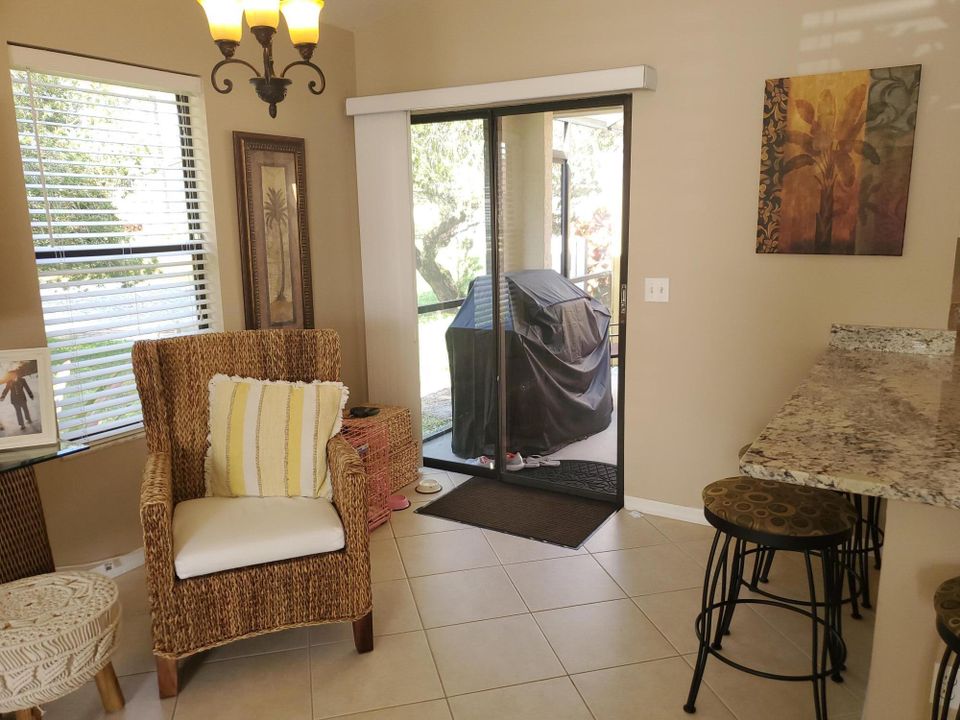 Под контрактом: $179,000 (2 спален, 2 ванн, 1005 Квадратных фут)