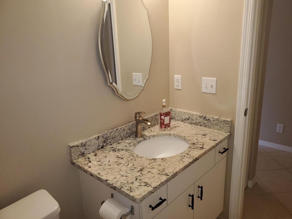 Под контрактом: $179,000 (2 спален, 2 ванн, 1005 Квадратных фут)