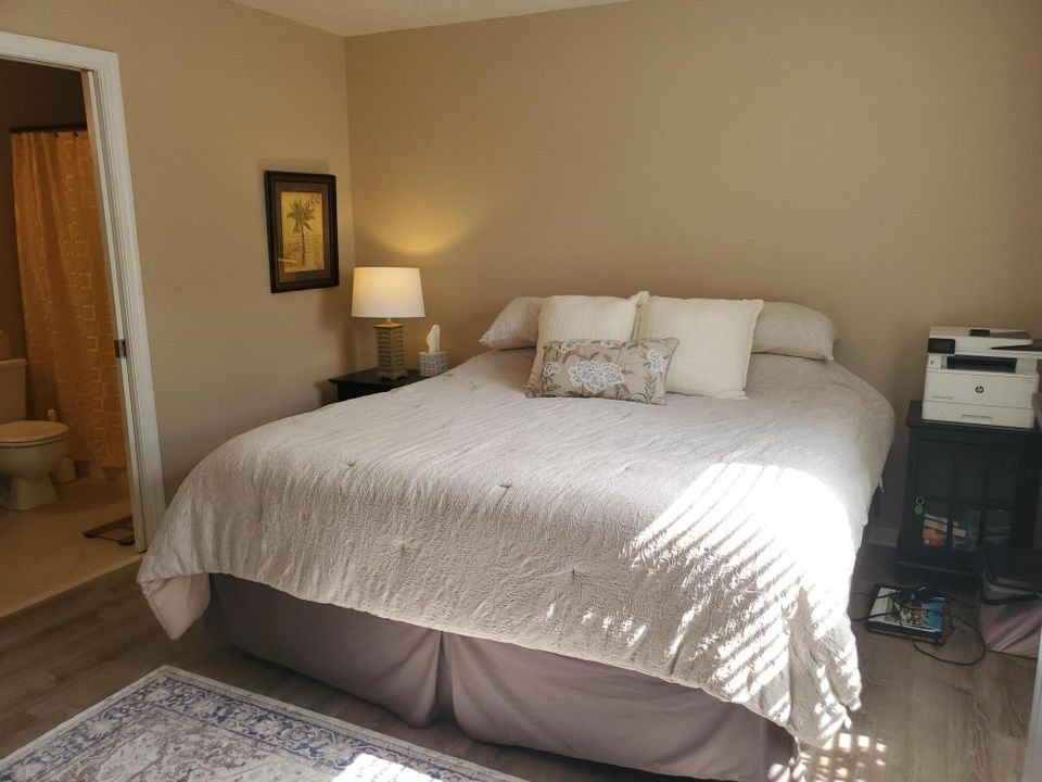 Под контрактом: $179,000 (2 спален, 2 ванн, 1005 Квадратных фут)