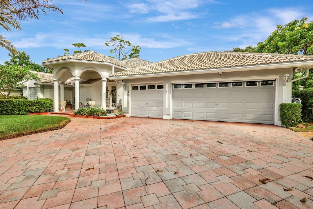 Recently Sold: $895,000 (3 beds, 3 baths, 2665 Square Feet)